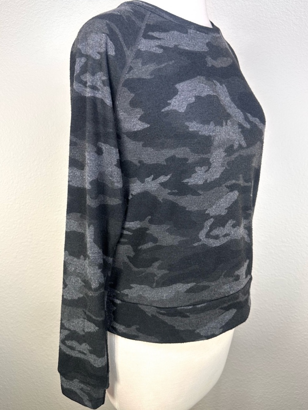 Beyond Yoga Camo Crewneck Sweatshirt Gray Size‎ Small Ultra Soft Lounge Cozy Top - Picture 7 of 13
